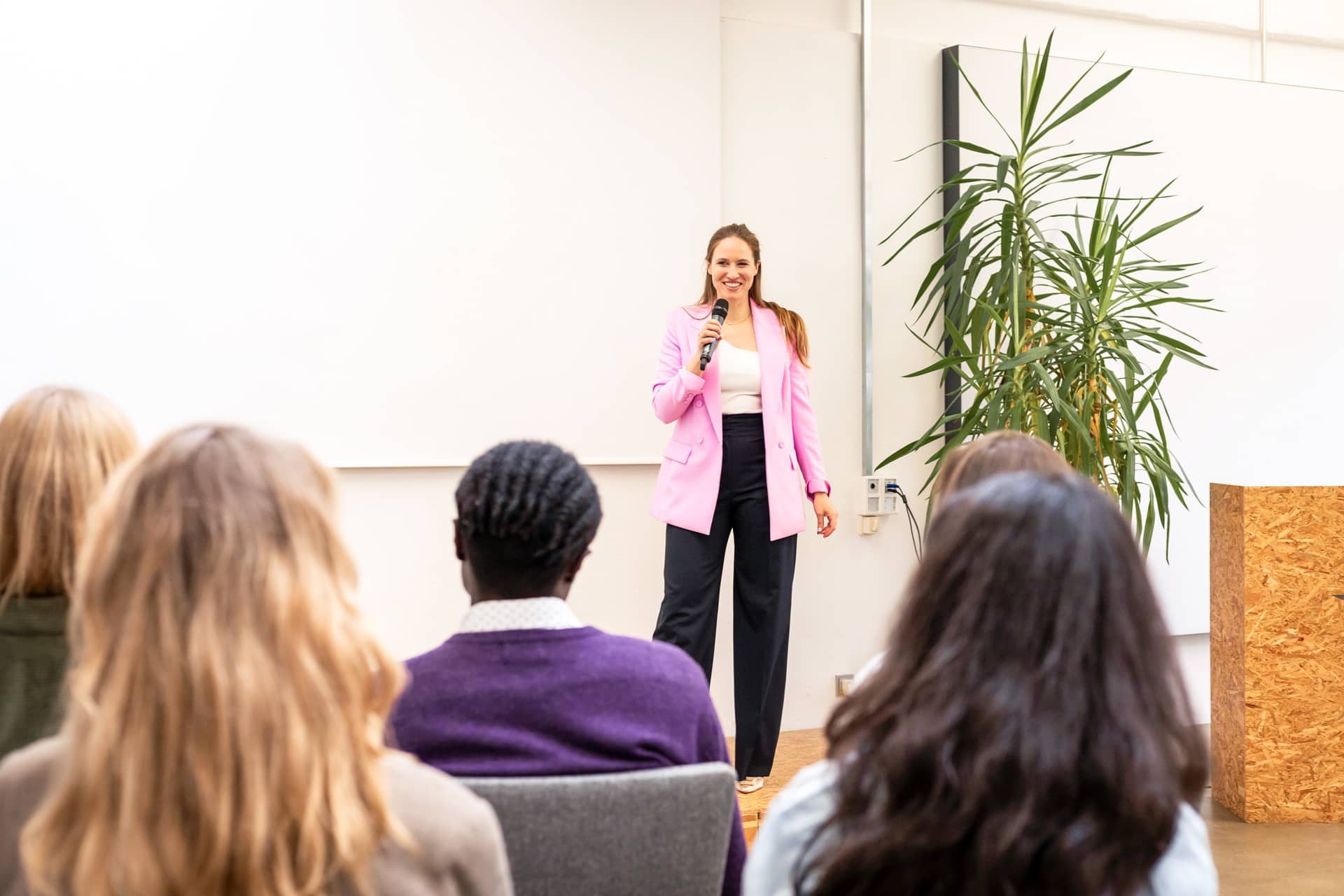 Theresa Vormbaum steht vor Publikum und hält einen Vortrag