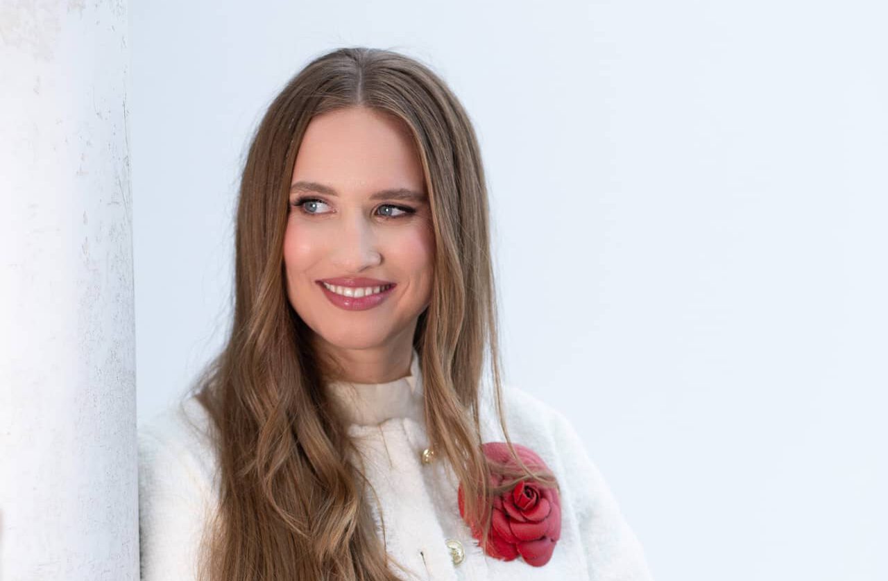 Theresa Vormbaum steht in einem hellen Raum